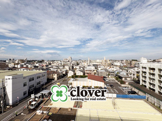 【展望】 | 眼前に広がる空の雄大さと、このお部屋の自慢の一つである「眺望」をご覧ください。毎日、この景色を独り占めできる新生活に夢が広がります。～即日のご見学可能～　お問合せはお気軽にどうぞ。
