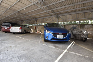 【駐車場】 | マンションの駐車場スペース。空きの有無や駐車料金、サイズ規定などについては、改めてお問い合わせください。～即日のご見学可能～　お問合せはお気軽にどうぞ。