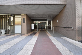 【エントランス】 | お客様を、そして住人を出迎えてくれるマンションのエントランス。ゴミが落ちていないことからも、管理状態の良さや住民の節度の高さが見て取れます。～即日のご見学可能～　お問合せはお気軽にどうぞ。