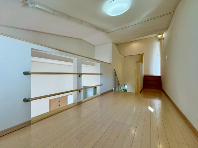 草津市追分南2丁目　中古戸建ての内装|中2階フリースペース。LDKと吹抜でつながっているので、ご家族同士のコミュニケーションもばっちり取れます。