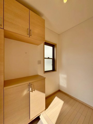 草津市追分南2丁目　中古戸建ての玄関|スッキリとした玄関。シューズボックスも充実しています。飾り棚にはお写真や季節の飾りつけなど、お客様をやさしく迎える空間です。