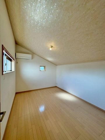 草津市追分南2丁目　中古戸建ての洋室|勾配天井の施された2Fの6帖洋室。天井クロスのデザインも相まって、特徴のある素敵なお部屋に仕上がっています。