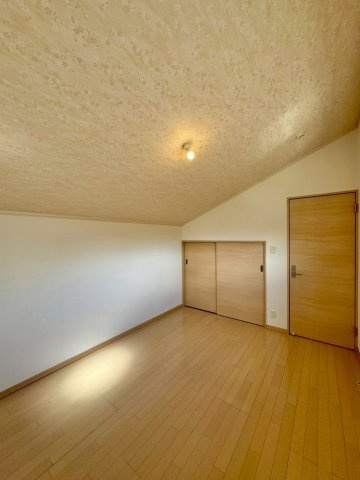 草津市追分南2丁目　中古戸建ての洋室|2F 6帖洋室。収納完備です。