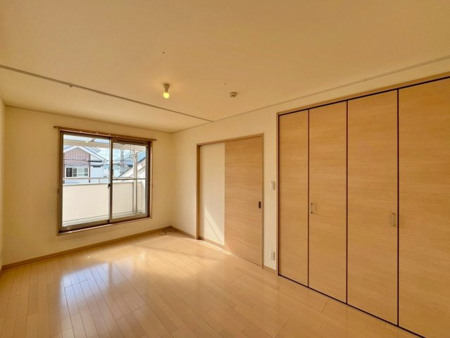 草津市追分南2丁目　中古戸建ての洋室|2F 7.5帖洋室はWIC完備。