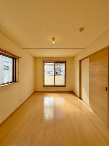 草津市追分南2丁目　中古戸建ての洋室|2F 7.5帖洋室からは、バルコニーへ出ることができます。陽の差し込む明るいお部屋。