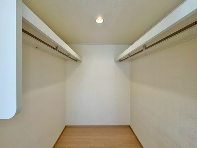 草津市追分南2丁目　中古戸建ての収納|収納力抜群WIC。お洋服はもちろん、趣味のアイテムなどもまとめて収納ができる十分な広さがあります。