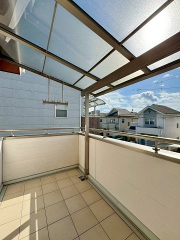 草津市追分南2丁目　中古戸建てのバルコニー|ルーフ付きバルコニーなので、急な雨からもお洗濯物を守ってくれます。