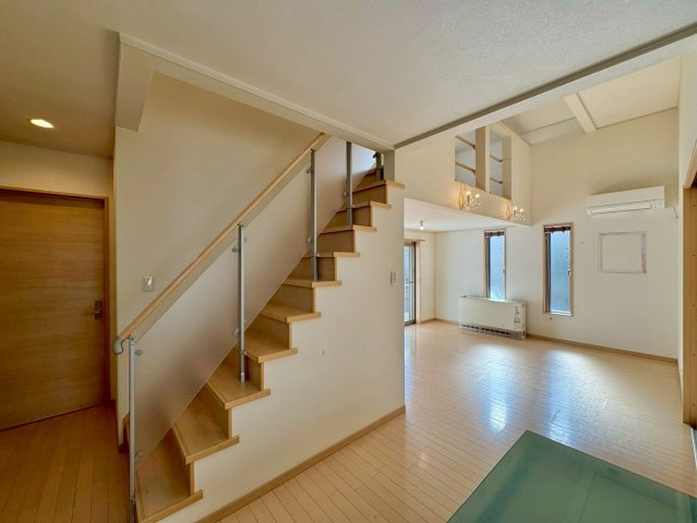 草津市追分南2丁目　中古戸建ての居間・リビング|コミュニケーションの取りやすいリビング階段。吹抜けが明るく開放的な空間を演出します。