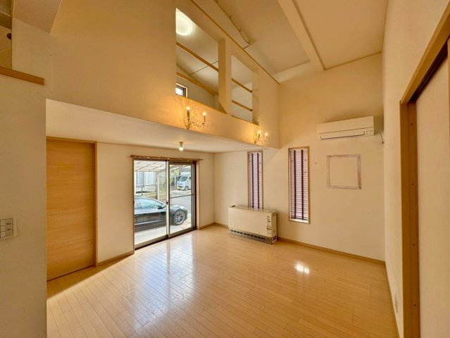 草津市追分南2丁目　中古戸建ての居間・リビング|家族の集まるLDKは広々19.5帖あります。