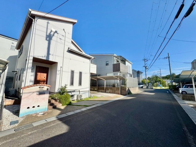 草津市追分南2丁目　中古戸建ての前面道路含む現地写真|前道広々約6ｍ。お車の出し入れも楽々です。