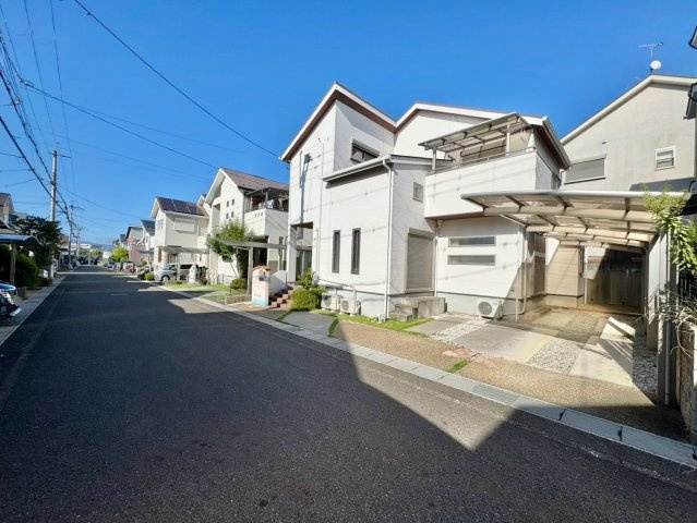 草津市追分南2丁目　中古戸建ての前面道路含む現地写真|スーパーやコンビニ、総合病院など生活施設が徒歩圏内に揃っています。