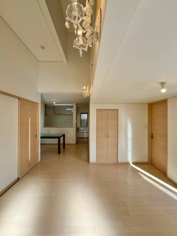 草津市追分南2丁目　中古戸建ての居間・リビング|リビングスペースとダイニングスペースをすっきり使い分けられるLDK。