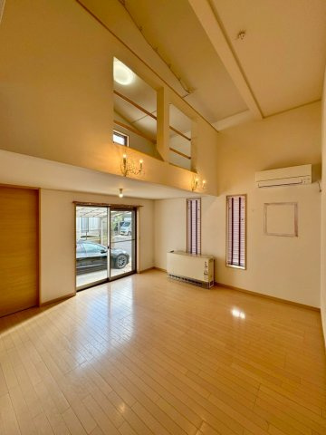 草津市追分南2丁目　中古戸建ての居間・リビング|蓄熱暖房2台完備で、冬でも温度ムラのない陽だまりのような暖かさが室内に広がります。