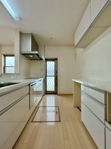 草津市追分南2丁目　中古戸建てのキッチン|白を基調とした清潔感のあるキッチン。食器洗浄乾燥機付きです。