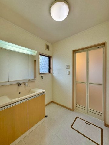 草津市追分南2丁目　中古戸建ての独立洗面台|ゆったりとした洗面脱衣スペース。