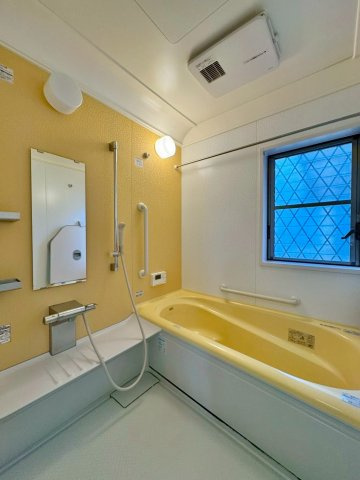 草津市追分南2丁目　中古戸建ての浴室|お風呂は浴室乾燥機付きで、雨の日のお洗濯にも困りません。