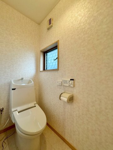 草津市追分南2丁目　中古戸建てのトイレ|温水洗浄便座付きトイレ。