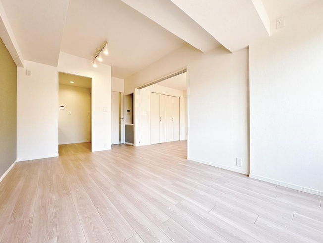 【居間・リビング】 | 駒込八幡坂ガーデニア | 居心地のいい暮らしには欠かせない眩い採光。ゆったりとした幅の窓からこの空間に降り注ぐ採光が絶えません。