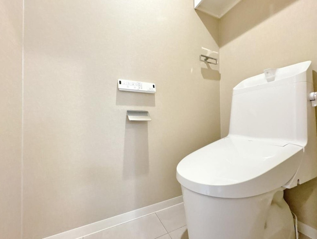 【トイレ】 | 駒込八幡坂ガーデニア | リモコンでワンタッチ操作が可能な節水型温水洗浄トイレ