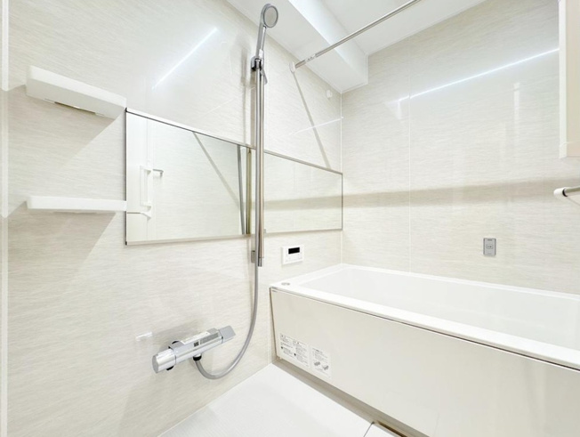 【浴室】 | 駒込八幡坂ガーデニア | 掃除のしやすさ・収納の便利さなど、おふろを使う人、お手入れする人、みんなにとっての「しあわせ性能」を追求したバスルームを採用いたしました。