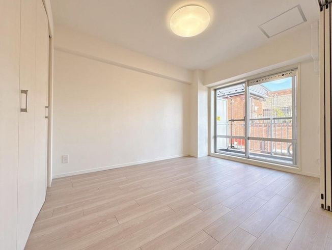 【洋室】 | 駒込八幡坂ガーデニア | 贅沢といえるほどの豊かな居住性と、プライドを満たすクオリティが見事に調和した住空間。リビングも広く設け、訪れる人々を暖かく迎えてくれます。