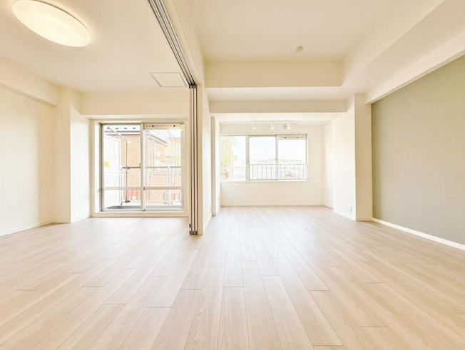 【居間・リビング】 | 駒込八幡坂ガーデニア | 光と風があふれる開放的なリビングダイニングには自然と家族みんなが集まってきます。