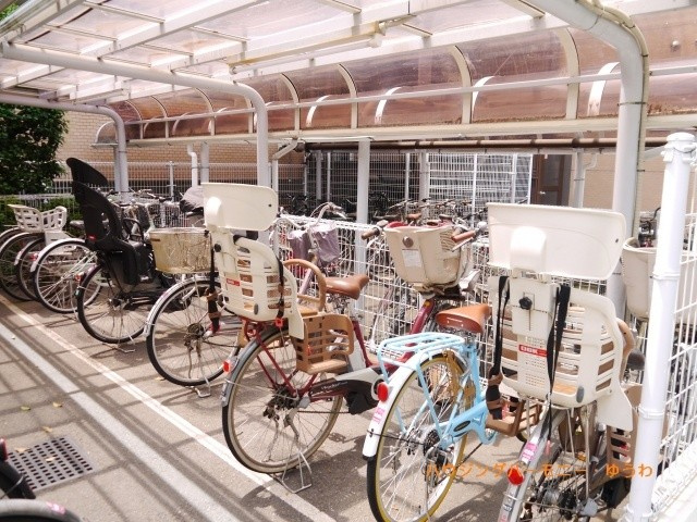 【その他共用部分】 | 駒込八幡坂ガーデニア | 屋根付きの駐輪場となっていますので、雨の日でも大切な自転車が濡れずに済みます。