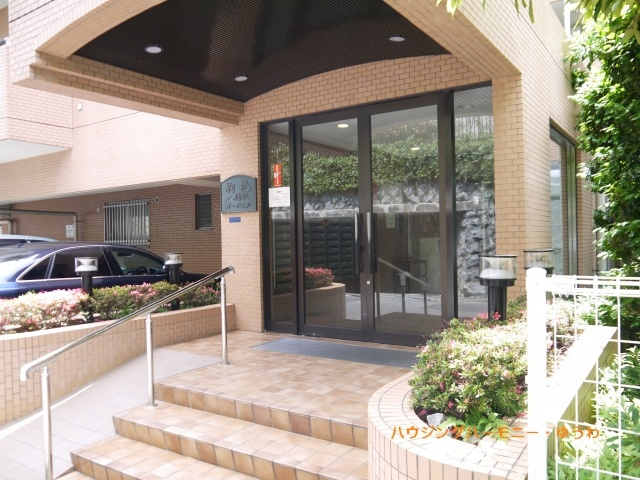 【エントランス】 | 駒込八幡坂ガーデニア | 清廉とされたエントランスになっています。