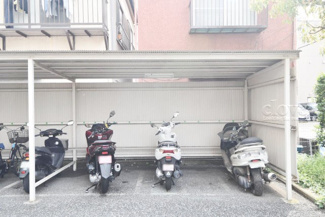 【駐車場】 | バイク置き場。空き区画の有無や駐輪料金、サイズおよび排気量規定などについては、改めてお問い合わせください。～即日のご見学可能～　お問合せはお気軽にどうぞ。