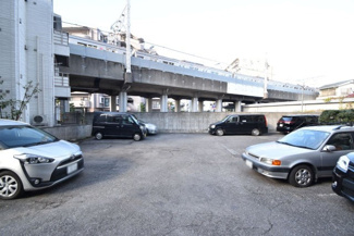【駐車場】 | マンションの駐車場スペース。空きの有無や駐車料金、サイズ規定などについては、改めてお問い合わせください。～即日のご見学可能～　お問合せはお気軽にどうぞ。