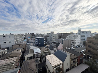 【展望】 | 眼前に広がる空の雄大さと、このお部屋の自慢の一つである「眺望」をご覧ください。毎日、この景色を独り占めできる新生活に夢が広がります。～即日のご見学可能～　お問合せはお気軽にどうぞ。
