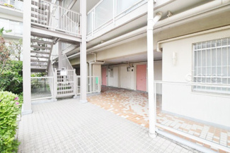 【エントランス】 | お客様を、そして住人を出迎えてくれるマンションのエントランス。ゴミが落ちていないことからも、管理状態の良さや住民の節度の高さが見て取れます。～即日のご見学可能～　お問合せはお気軽にどうぞ。