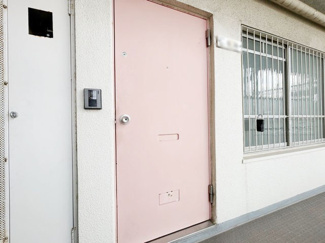 【その他共用部分】 | 皆様をお迎えする、お部屋の玄関ドア。開けやすさや開放角度、ドアノブの操作しやすさや鍵の形状などを、現地で一度ご確認ください。～即日のご見学可能～　お問合せはお気軽にどうぞ。