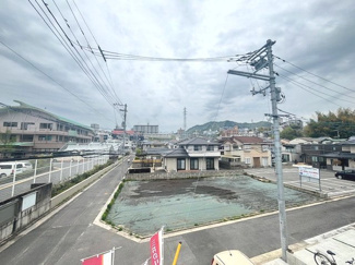 【展望】 | 佐伯区皆賀1丁目（JR五日市駅）　全2区画　NO1【角地】【P3台可】 | 2階居室からの眺望。前面道路を挟んで向かい側は平置きの駐車場となっており、視界を遮る建物がありません。開放感があり、遠くの山々まで見渡せる、日当たりの良い住環境です。