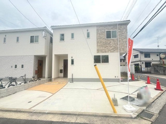 【外観】 | 佐伯区皆賀1丁目（JR五日市駅）　全2区画　NO1【角地】【P3台可】 | 角地の開放感を活かした、明るい外観デザイン。前面道路との高低差が少なく、並列での駐車もスムーズに行えます。JR「五日市」駅まで徒歩約12分と、通勤や通学にも便利な立地です。