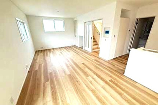 【居間・リビング】 | 佐伯区皆賀1丁目（JR五日市駅）　全2区画　NO1【角地】【P3台可】 | 21.3帖リビング☆
対面式のキッチンでリビングが見渡せるので、お子様やご家族の様子が見えて安心です♪