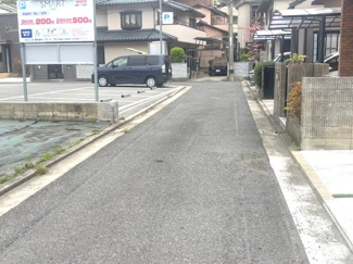 【前面道路含む現地写真】 | 佐伯区皆賀1丁目（JR五日市駅）　全2区画　NO1【角地】【P3台可】 | 物件前面の道路は、視界を遮る大きな建物がなく、スッキリとした印象です。道幅も確保されており、お車の出し入れや歩行の際もストレスが少ない住環境が保たれています。