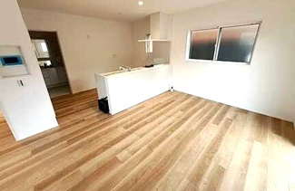 【居間・リビング】 | 佐伯区皆賀1丁目（JR五日市駅）　全2区画　NO1【角地】【P3台可】 | 21.3帖リビング
対面式のキッチンでリビングが見渡せるので、お子様やご家族の様子が見えて安心です♪