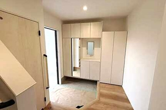 【玄関】 | 佐伯区皆賀1丁目（JR五日市駅）　全2区画　NO1【角地】【P3台可】 | 広めの玄関☆家族の靴がスッキリ収納できます☆