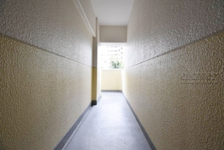 【その他共用部分】 | マンションの共用廊下です。きれいに清掃されています。周囲のお部屋の様子も、ぜひ伺ってみてください。～即日のご見学可能～　お問合せはお気軽にどうぞ。
