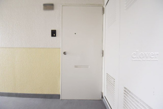 【その他共用部分】 | 皆様をお迎えする、お部屋の玄関ドア。開けやすさや開放角度、ドアノブの操作しやすさや鍵の形状などを、現地で一度ご確認ください。～即日のご見学可能～　お問合せはお気軽にどうぞ。
