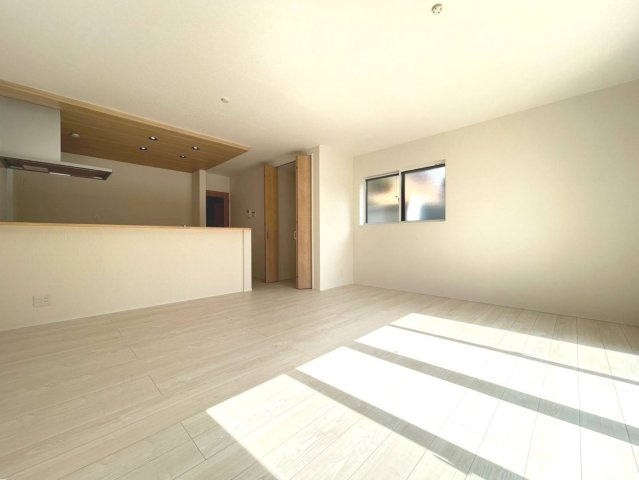 ファーストタウン　一宮市第1伝法寺　全2区画分譲の居間・リビング|フローリング材は床材に受ける様々な傷や、温度・湿度変化によるクラックの発生を大幅に抑える特殊加工。