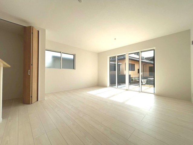 ファーストタウン　一宮市第1伝法寺　全2区画分譲の居間・リビング|フローリング材は床材に受ける様々な傷や、温度・湿度変化によるクラックの発生を大幅に抑える特殊加工。