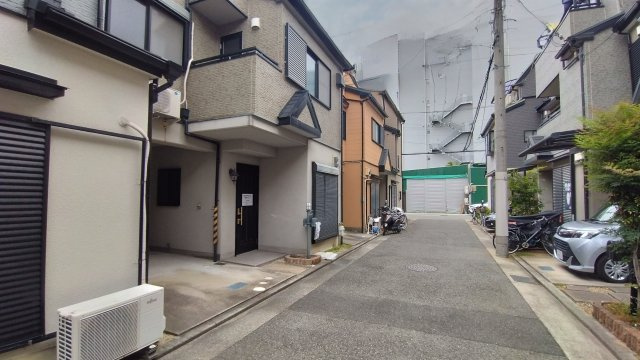 尼崎市御園　中古テラスの前面道路含む現地写真