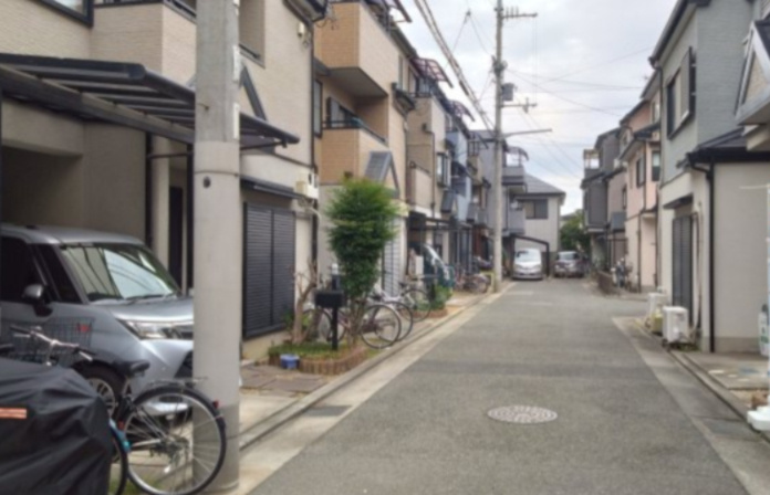 尼崎市御園　中古テラスの前面道路含む現地写真