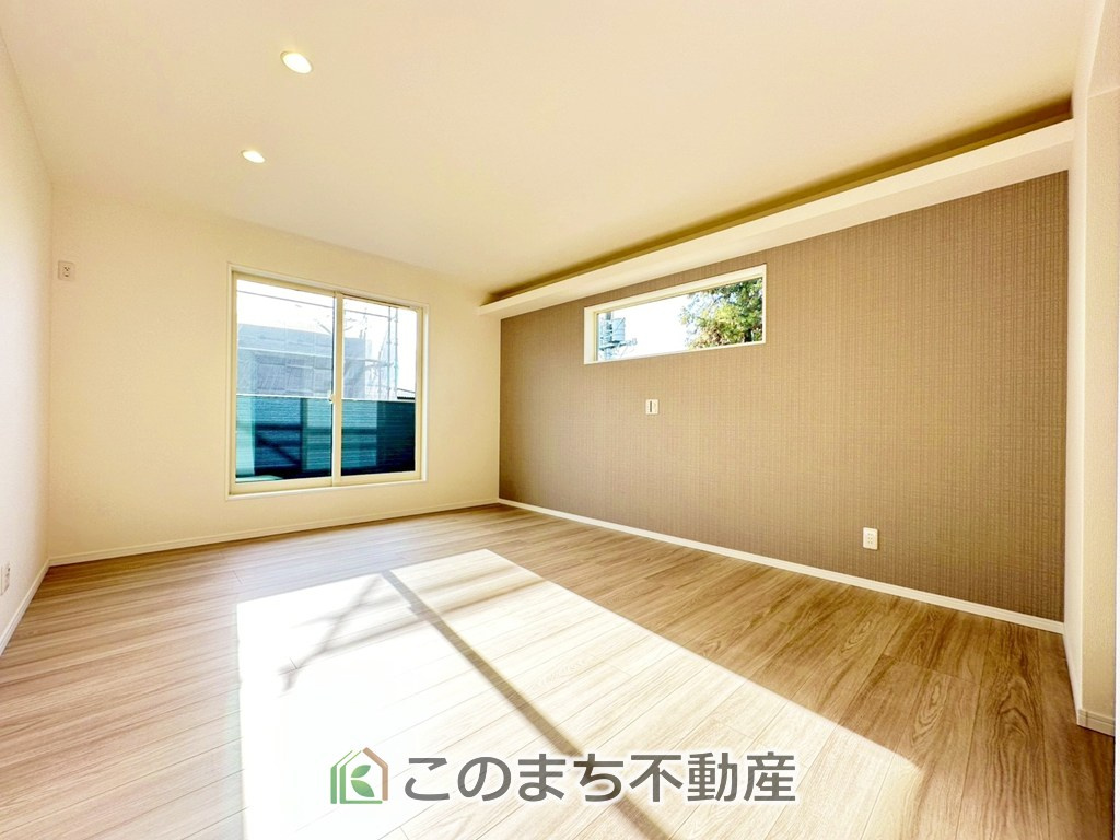 ワイウッドコート宇都宮市下川俣町第1期の洋室|陽光がふんだんに降り注ぐお部屋です。陽だまりの空間で、プライベートなお家時間も快適にお過ごしいただけます♪
