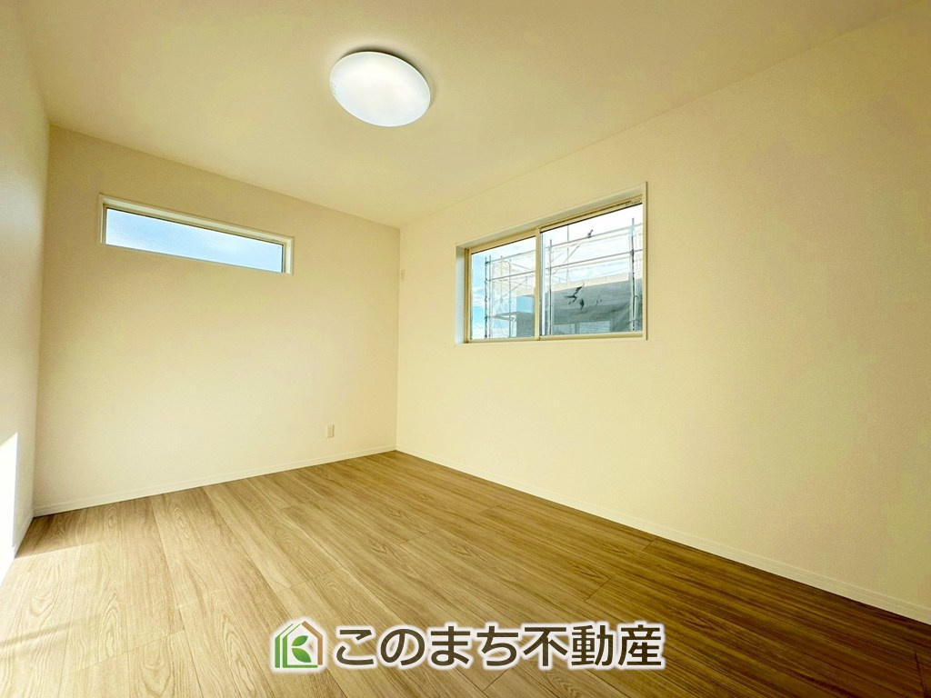 ワイウッドコート宇都宮市下川俣町第1期の洋室|採光も確保されたお部屋です。大きいベッドを置いても余裕のあるゆとり空間。
