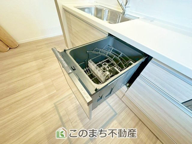 ワイウッドコート宇都宮市下川俣町第1期の設備|あったらいいなの代表的な設備である食洗機。ビルトイン型で、おさまりもよく、使い勝手も良好です。料理をするのは好きだけど、後片付けは苦手な方に重宝します。洗う手間がないので、時間を有効に使えますね。
