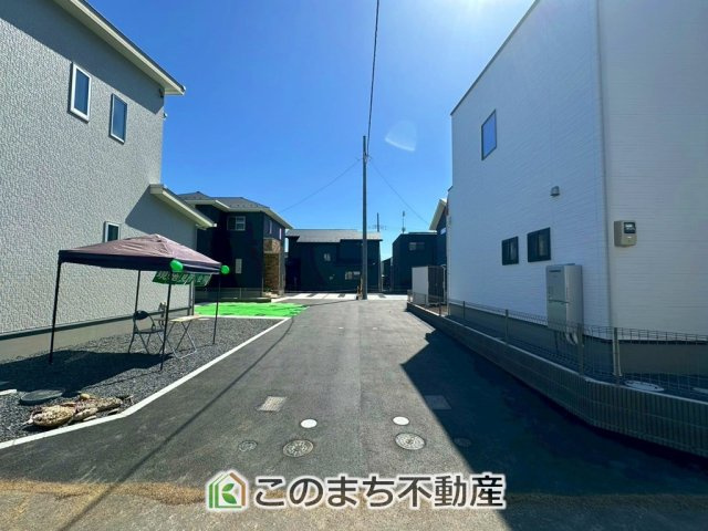 ワイウッドコート宇都宮市下川俣町第1期の前面道路含む現地写真|前面道路は広々としてます！運転が苦手な方でもお車の出し入れ簡単で安心です☆
