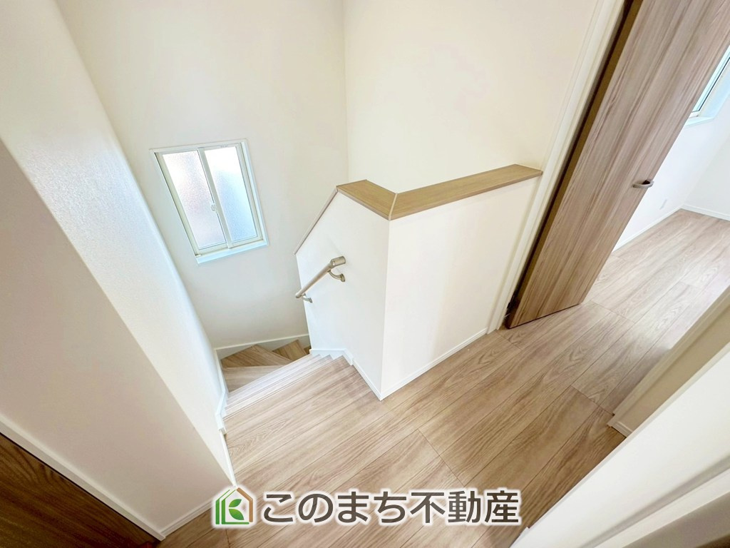 ワイウッドコート宇都宮市下川俣町第1期の内装|手すり付きで小さなお子様にも安心の階段スペースです☆
